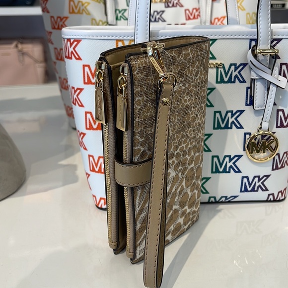 MICHAEL KORS LARGE DOUBLE ZIP WRISTLET WALLET PHONE CASE CLUTCH 
Camel Multi - Picture 6 of 16